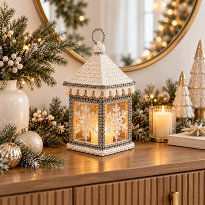 Lanterne de Noël au crochet posée sur une console en bois, dans une décoration de Noël claire