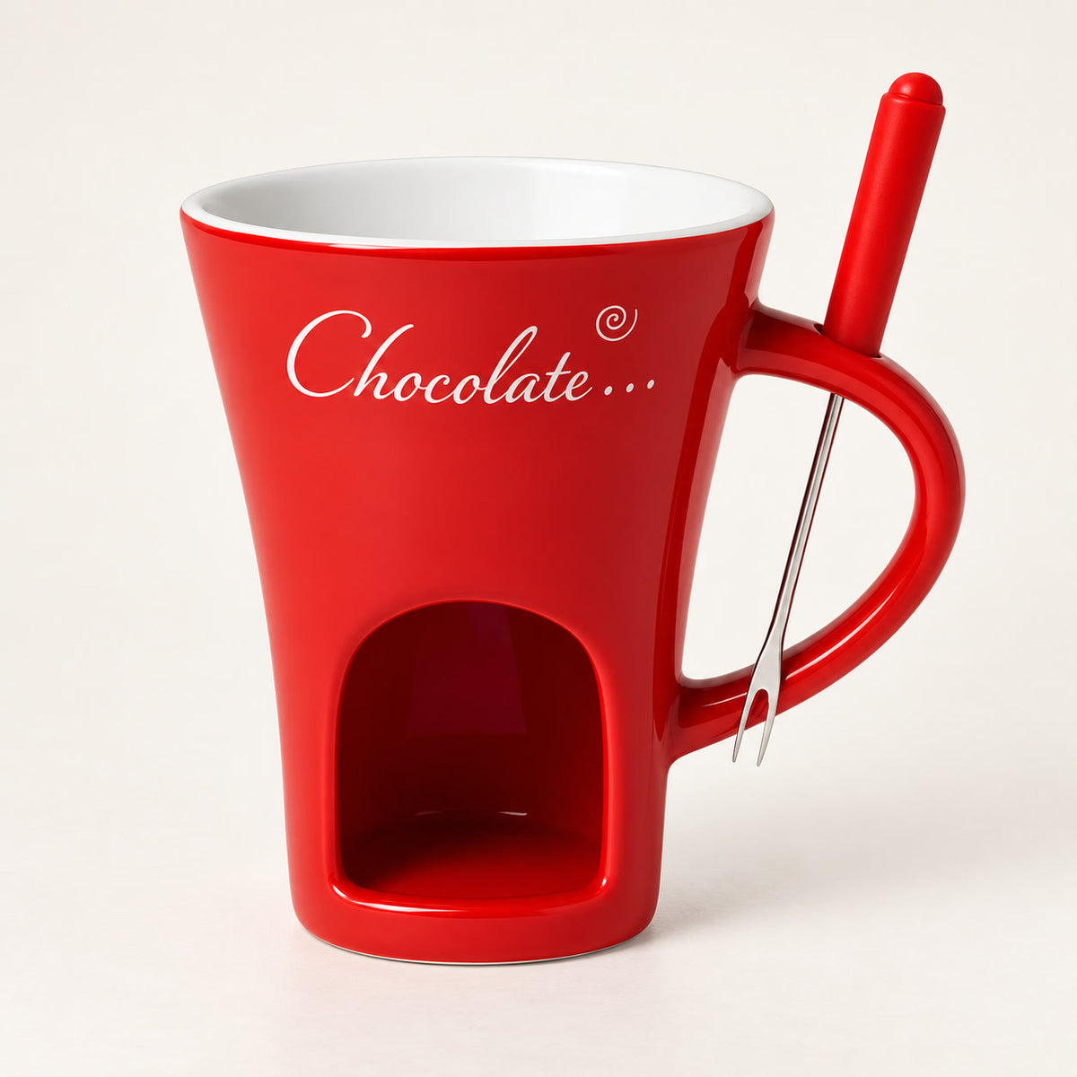 Illustration : mug à fondue au chocolat rouge, inscription « Chocolate… », logement pour bougie et petite fourchette rangée dans l’anse (visuel d’illustration, photo réelle à venir)