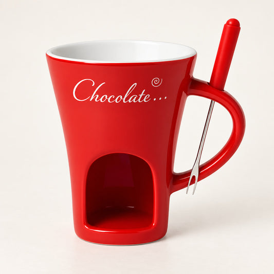 Illustration : mug à fondue au chocolat rouge, inscription « Chocolate… », logement pour bougie et petite fourchette rangée dans l’anse (visuel d’illustration, photo réelle à venir)